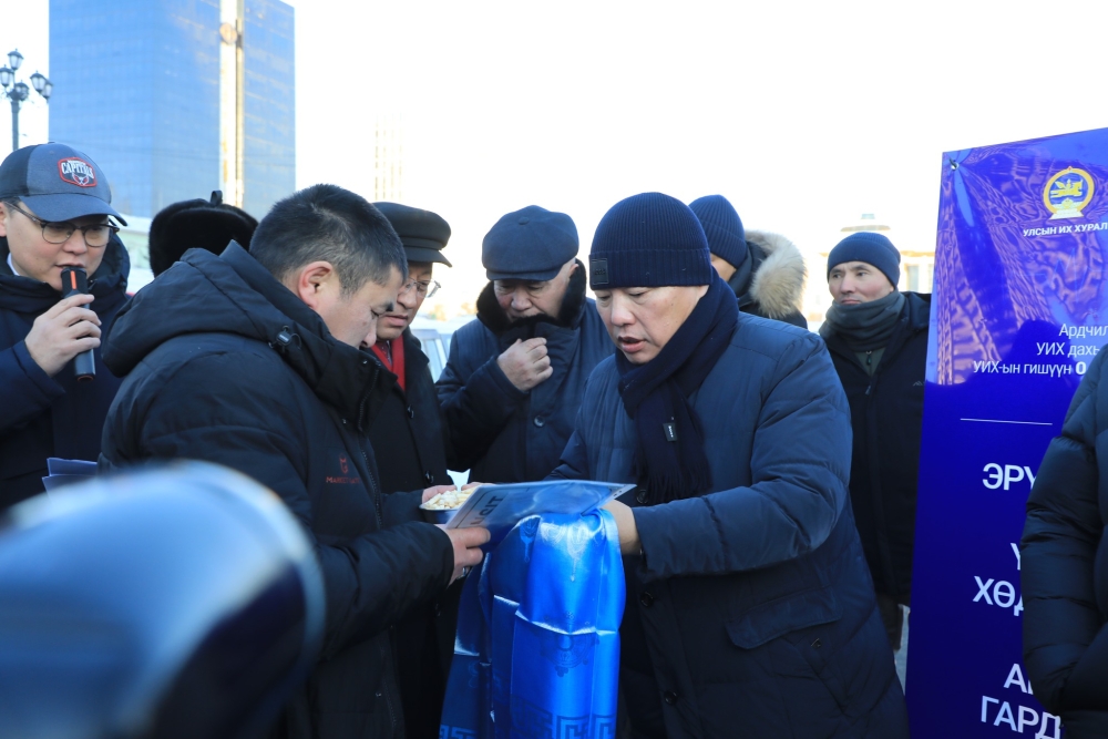 О.Цогтгэрэл: Баруун бүсэд гурван жилд зуун багийн эмчид автомашин гардуулж байна