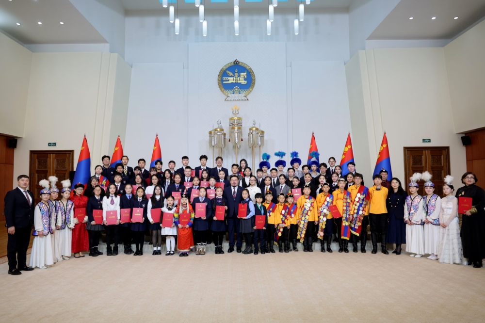 Ерөнхий сайд Г.Занданшатар 2025 оны онцлох хүүхдүүдэд баяр хүргэлээ