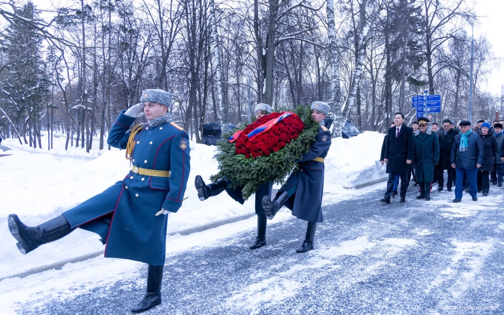 АЙЛЧЛАЛ| Монгол Улсын Их Хурлын дарга Н.Учрал “Ялалтад тэмүүлсэн морьд” хөшөөнд цэцэг өргөлөө