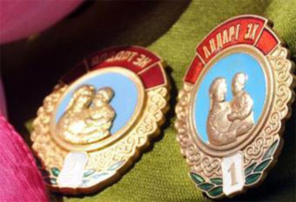 Насны хишиг, Эхийн алдар одонгийн мөнгийг хоёрдугаар сард олгоно