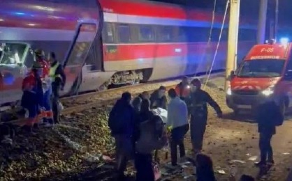 Испанид галт тэрэгнүүд замаас гарч, 21 хүн амиа алдаад байна