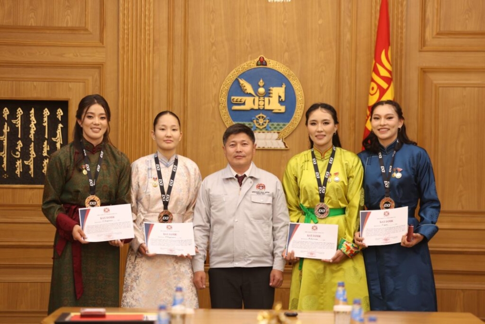 Монголын 3×3 сагсан бөмбөгийн Үндэсний шигшээ багийн тамирчдад орон сууцны батламж гардууллаа