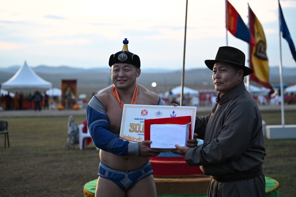 Даншиг наадамд түрүүлж үзүүрлэсэн бөхчүүдийн бай шагналыг гардууллаа