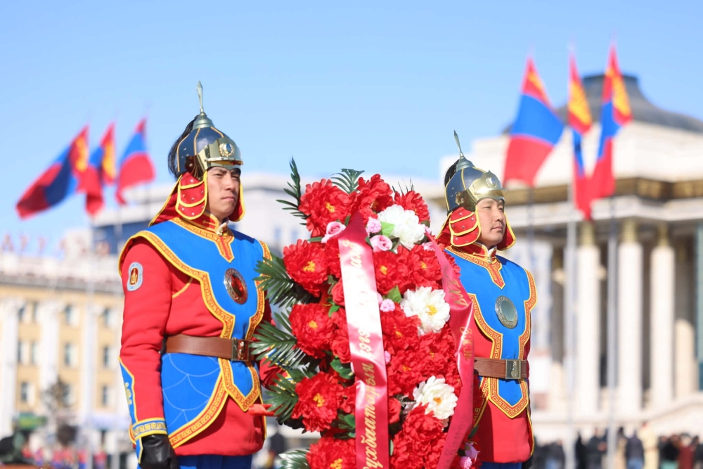 Жанжин Д.СҮХБААТАРЫН хөшөөнд цэцэг өргөлөө