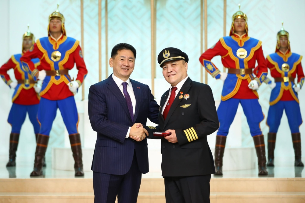 Гавьяат нисгэгч Р.Бат-Эрдэнэд Хөдөлмөрийн баатар цол хүртээлээ