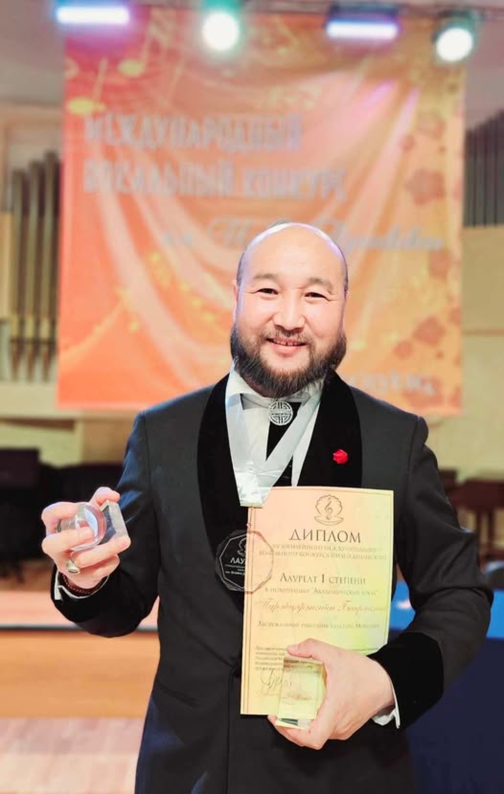 П.Баярмагнай тэргүүн байр хүртлээ