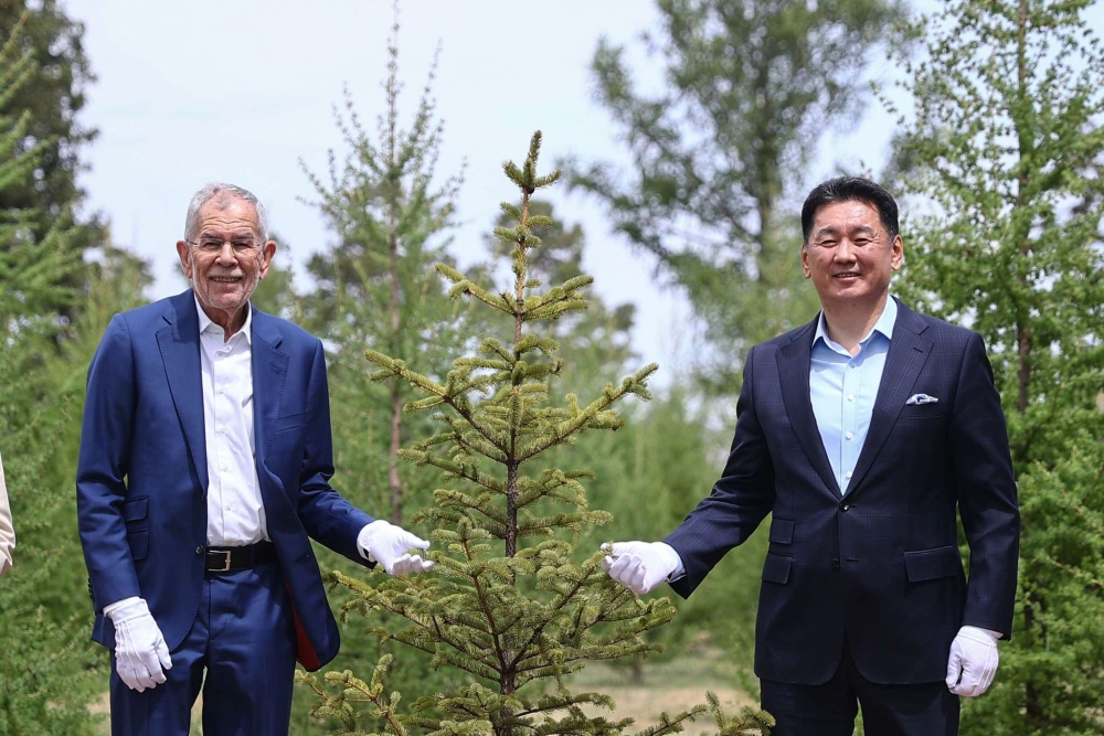 Австри Улсын Ерөнхийлөгч гэргийн хамт дурсгалын мод тарилаа