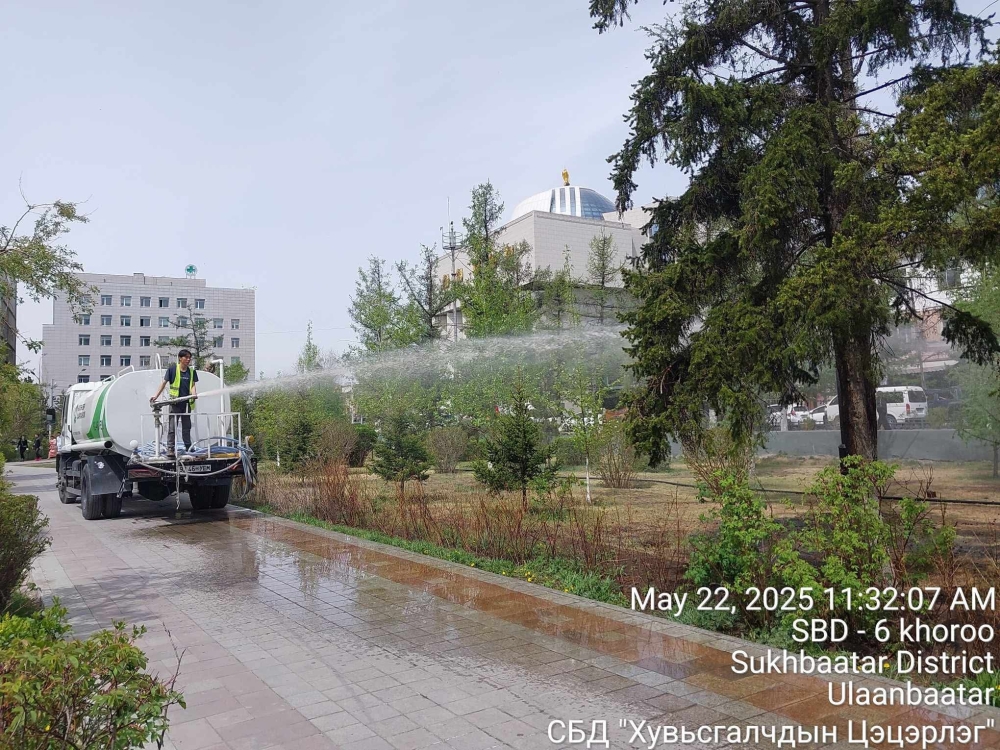 Сүхбаатар дүүрэг: Мод бут, зүлэгт талбайн бордоотой усалгааг тогтмол хийж байна