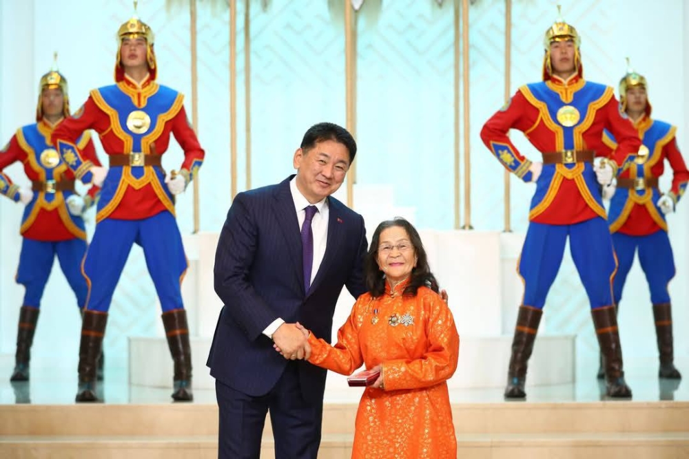 Төрийн дээд цол, одон, медаль гардууллаа