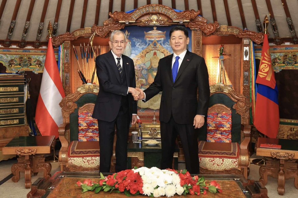 Албан ёсны хэлэлцээ хийлээ