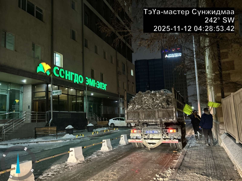 Сүхбаатар дүүрэг: Цэвэрлэгээнээс гарсан цас, мөсийг шөнийн цагаар тээвэрлэж байна