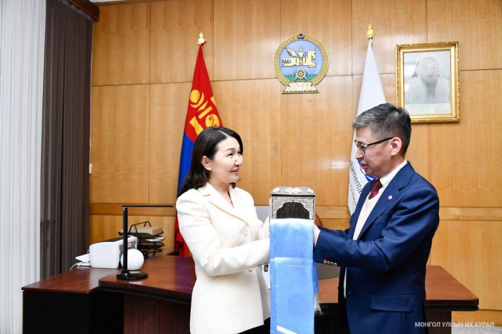 УИХ-ын Ерөнхий нарийн бичгийн дарга Л.Өлзийсайхан ажлаа хүлээн авлаа