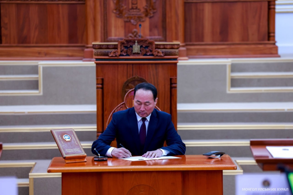 Засгийн газрын гишүүд тангараг өргөв