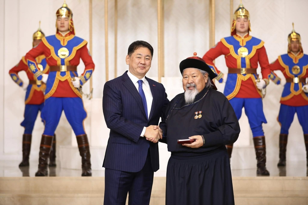 Соёлын гавьяат зүтгэлтэн Үржингийн Хүрэлбаатарт Ардын уран зохиолч цол хүртээлээ