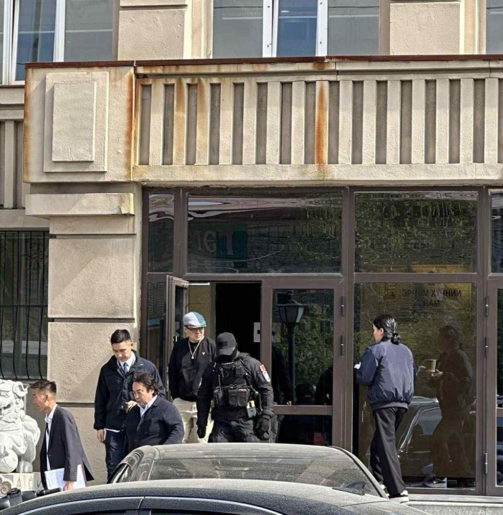 Хахууль авсан хэрэгт ЭХЯ-ны хэлтсийн даргыг шалгаж эхэллээ