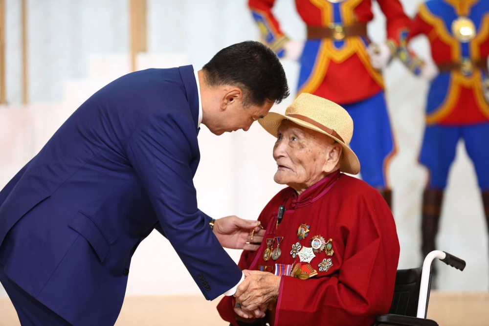 Ахмад дайчдад төрийн дээд цол, одон, медаль гардууллаа