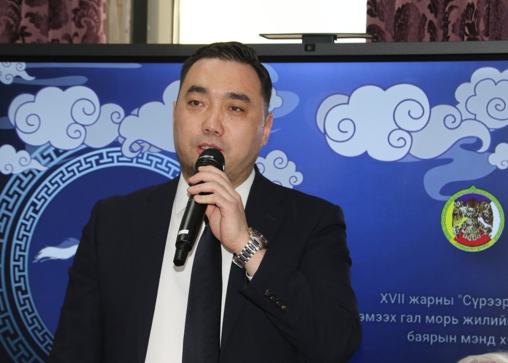 Сүхбаатар дүүрэг: Байгууллагаас тэтгэвэрт гарсан ахмадууддаа хүндэтгэл үзүүллээ